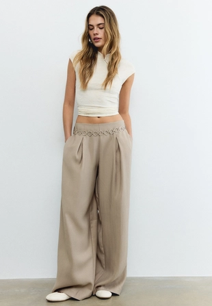 Брюки с защипами и цепочкой- Заказать в России