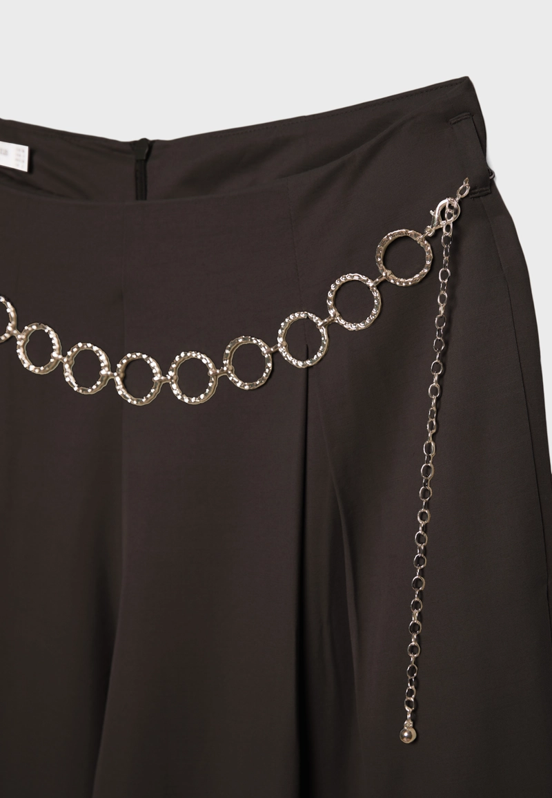 Брюки с защипами и цепочкой