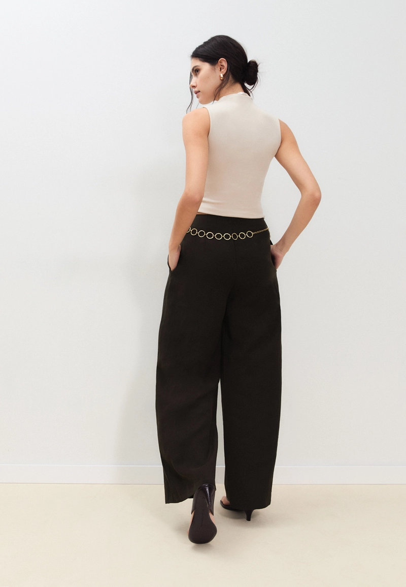 Брюки с защипами и цепочкой