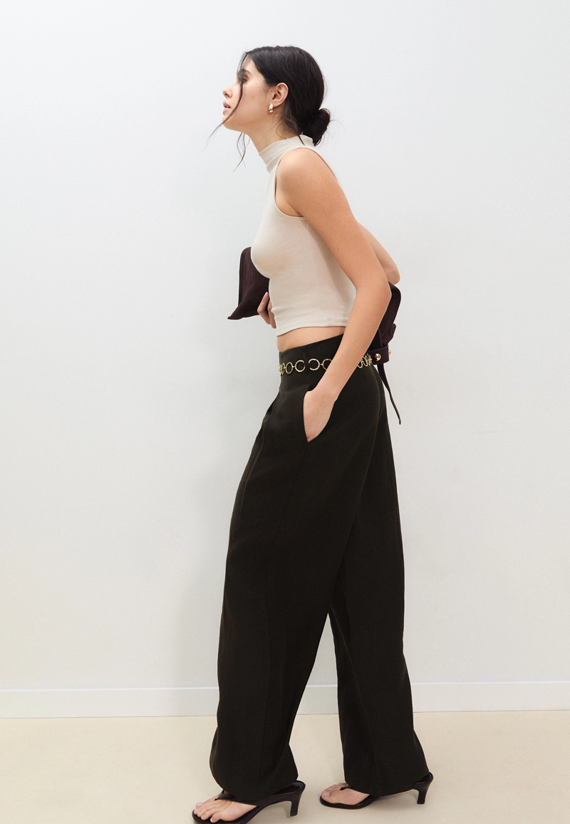 Брюки с защипами и цепочкой