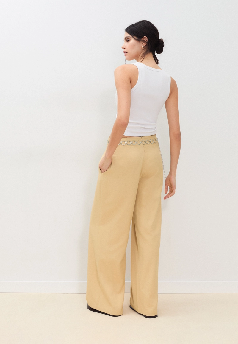 Атласные брюки с защипами и цепочкой