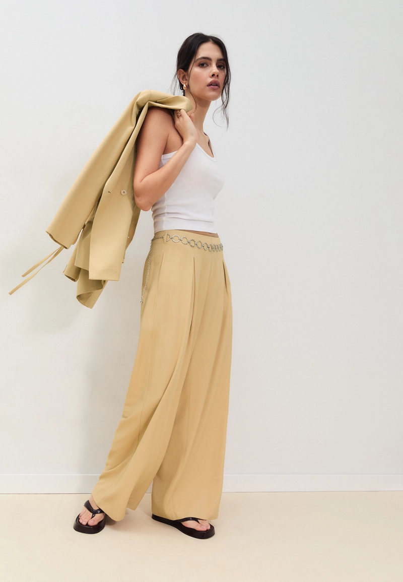 Атласные брюки с защипами и цепочкой