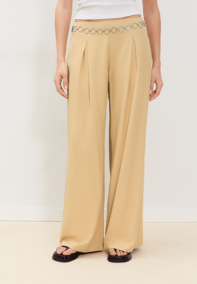 Атласные брюки с защипами и цепочкой