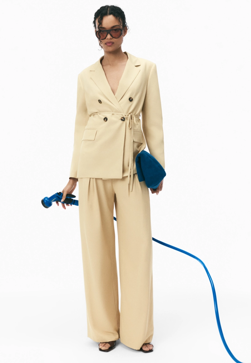 Атласные брюки с защипами и цепочкой