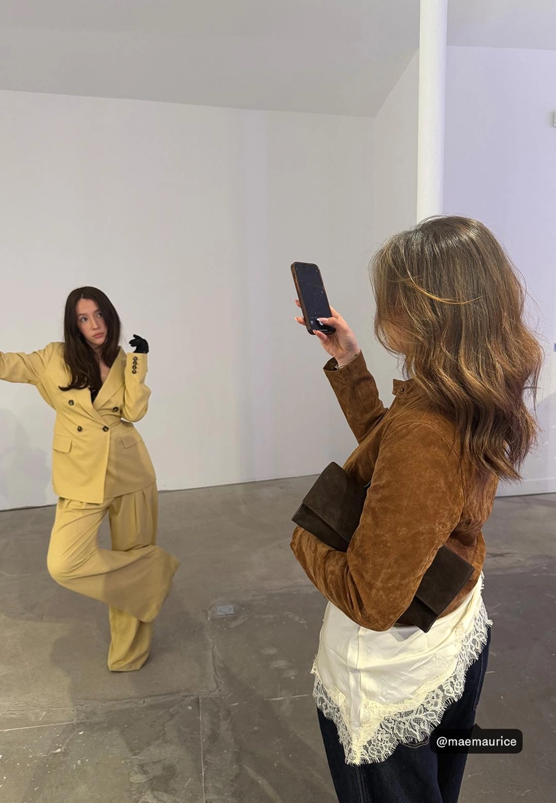 Атласные брюки с защипами и цепочкой