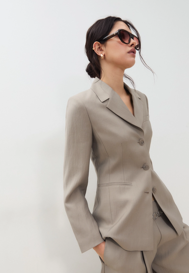 Приталенный блейзер на 3 пуговицах