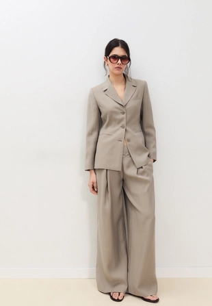 Приталенный блейзер на 3 пуговицах- Заказать в России