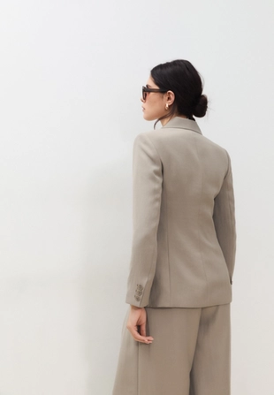 Приталенный блейзер на 3 пуговицах- Заказать в России