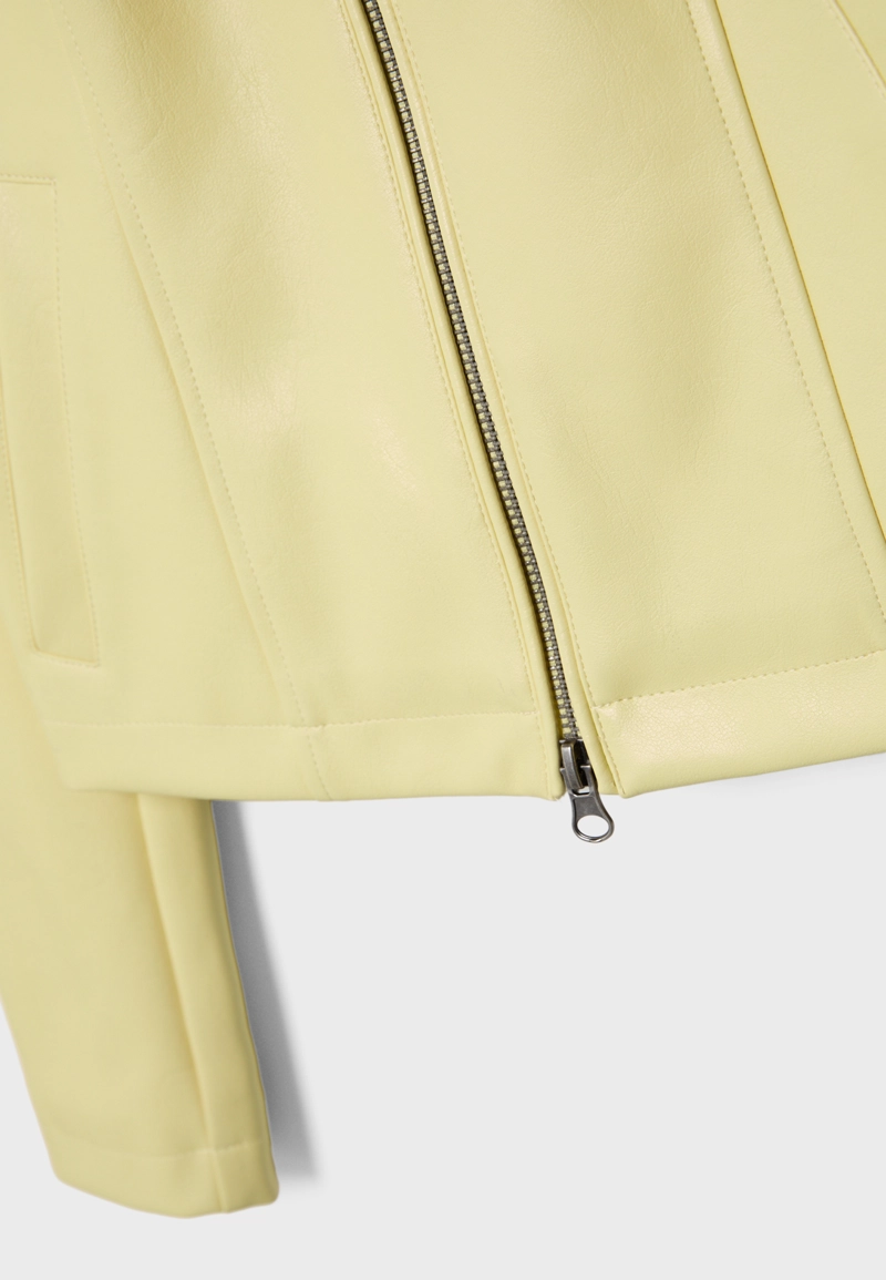 Приталенная куртка из искусственной кожи