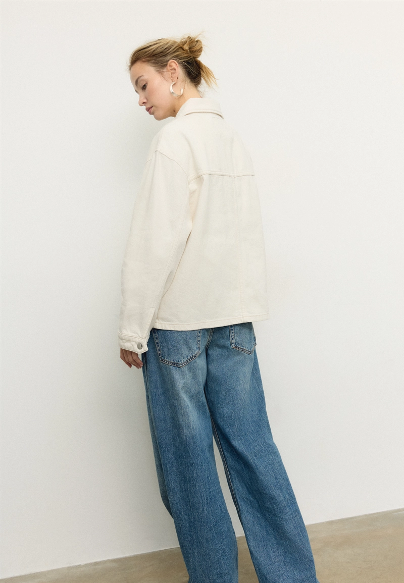 Джинсовая куртка с накладными карманами