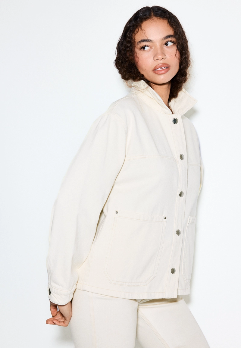 Джинсовая куртка с накладными карманами