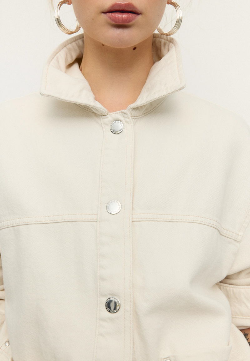 Джинсовая куртка с накладными карманами