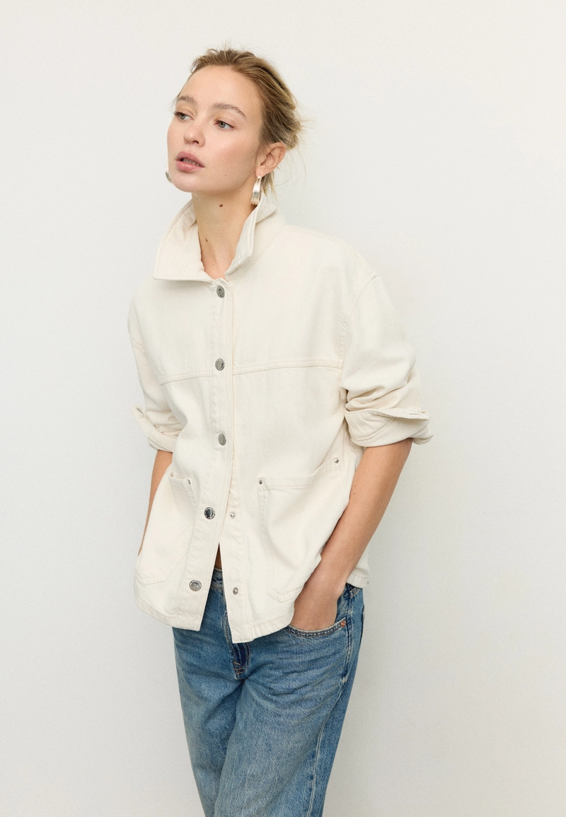 Джинсовая куртка с накладными карманами