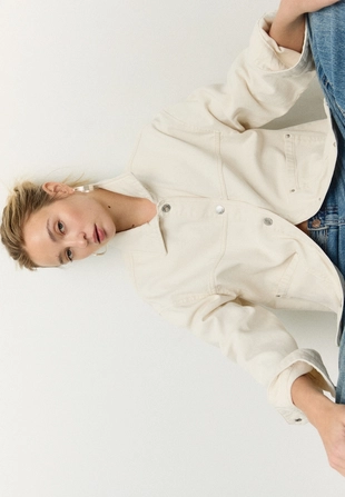 Джинсовая куртка с накладными карманами- Заказать в России