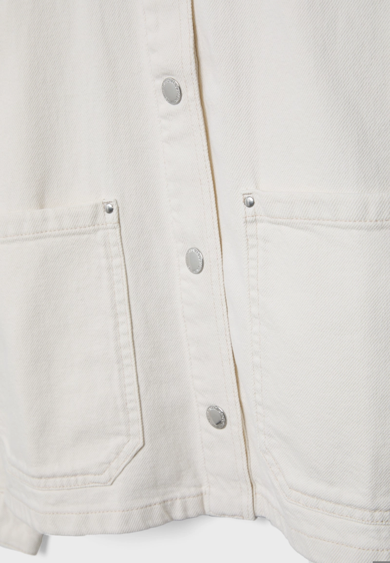 Джинсовая куртка с накладными карманами