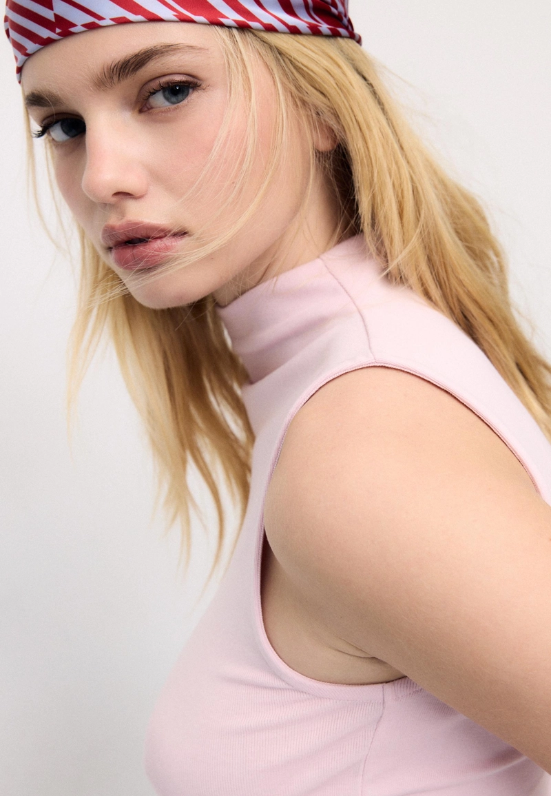 Майка с воротником-трубой