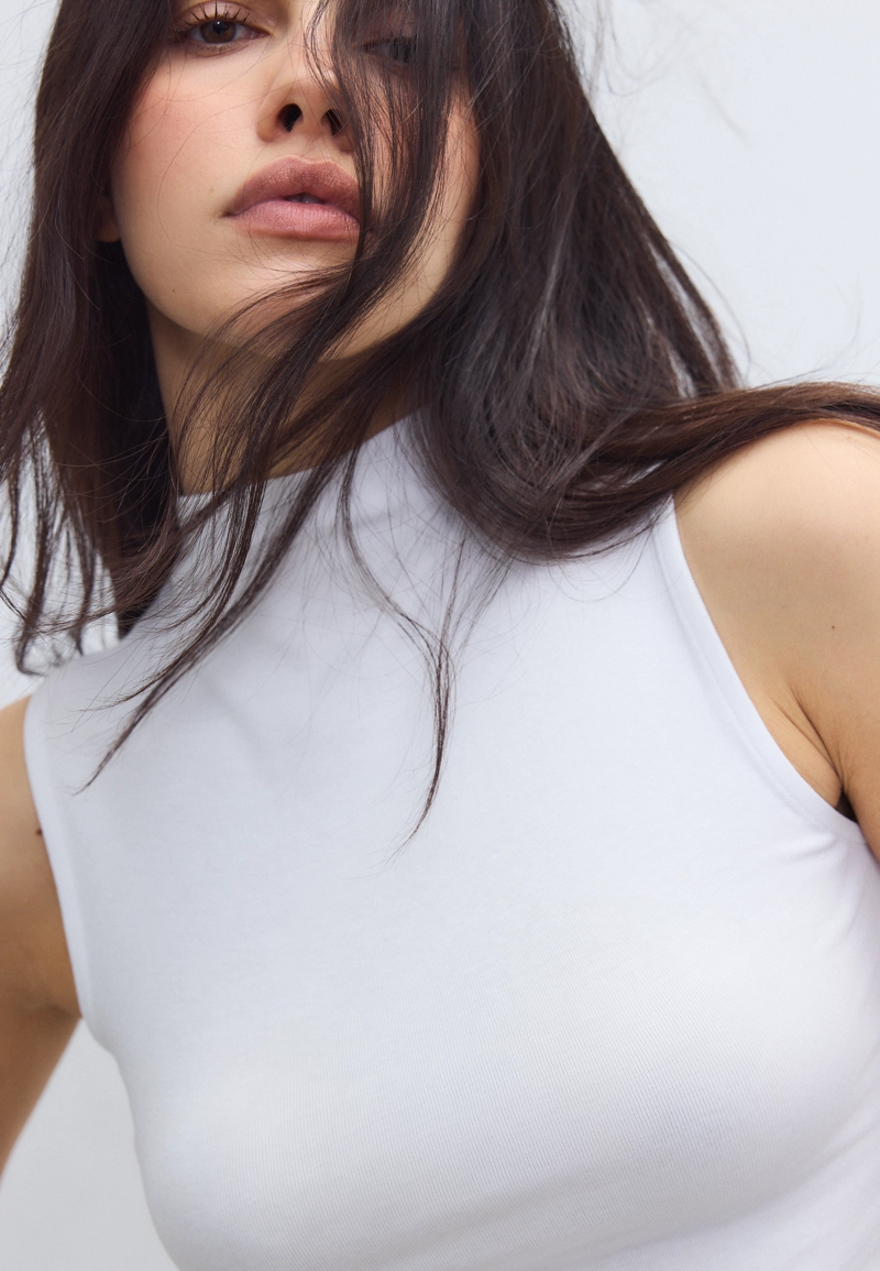 Майка с воротником-трубой