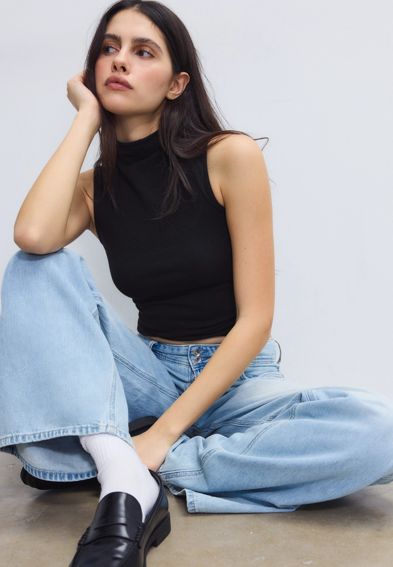 Майка с воротником-трубой