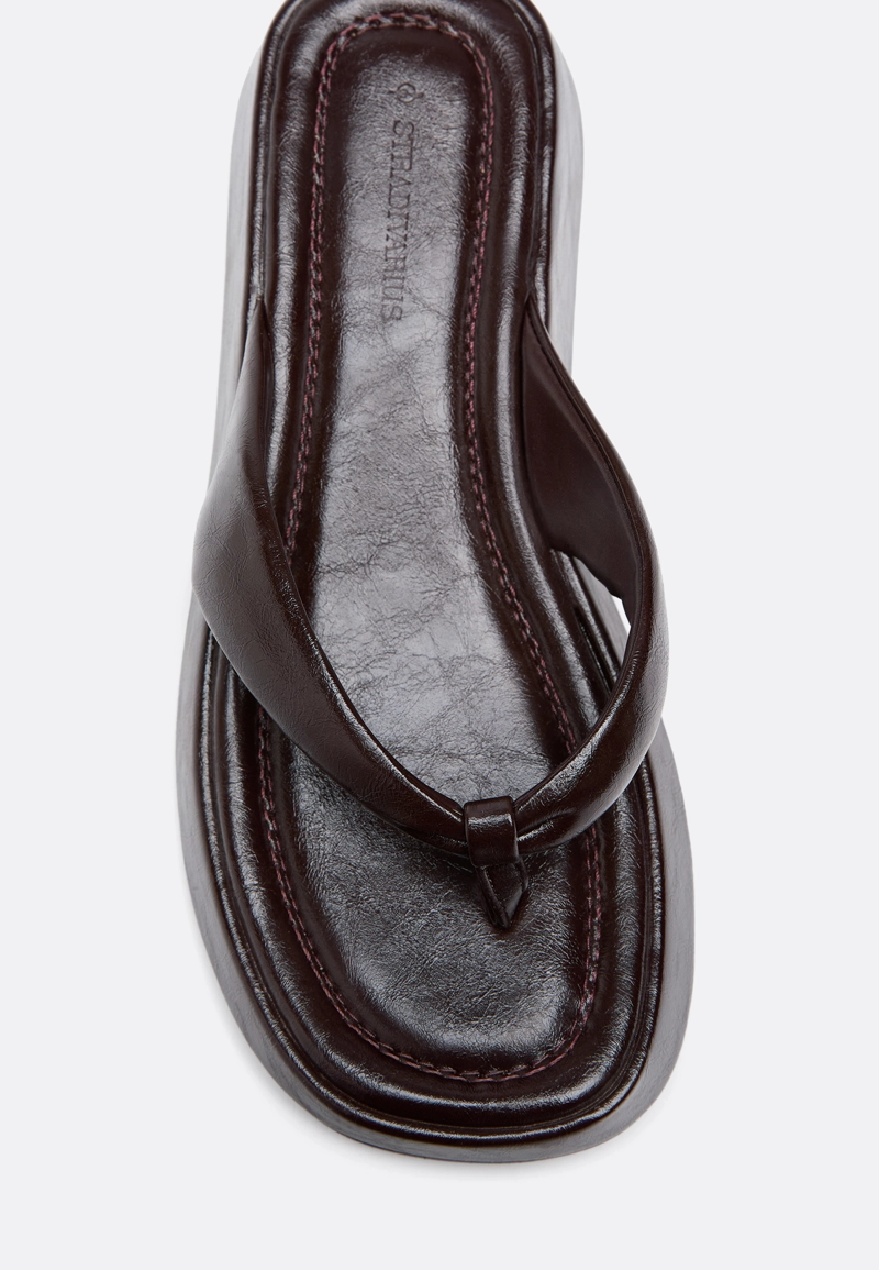 Сандалии-вьетнамки на платформе