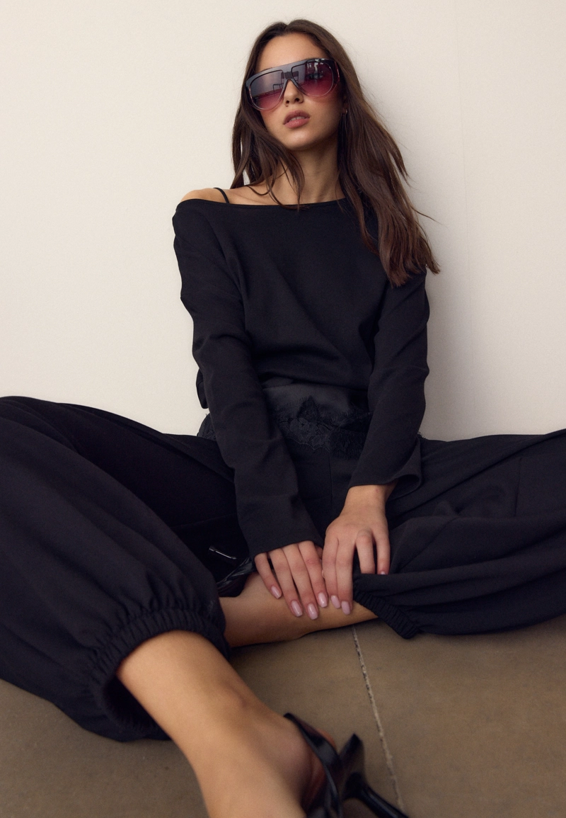 Лонгслив с вырезом-лодочкой и поясом