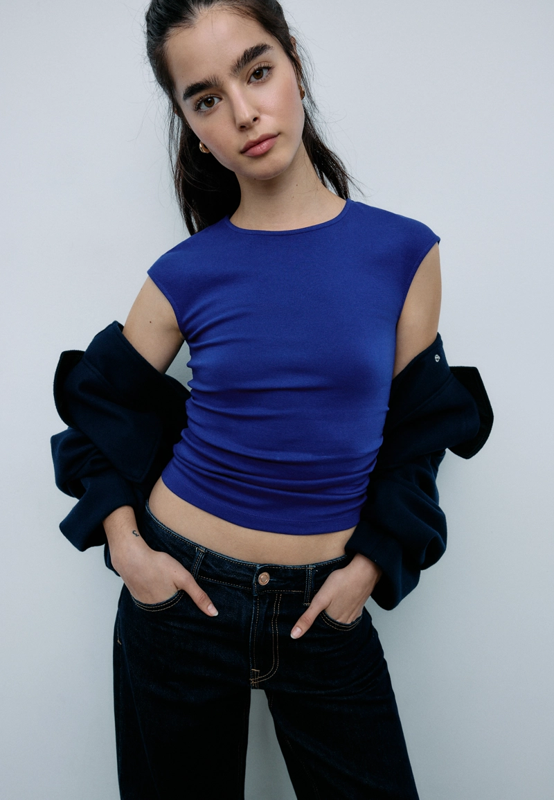 Базовая футболка облегающего кроя со сборками