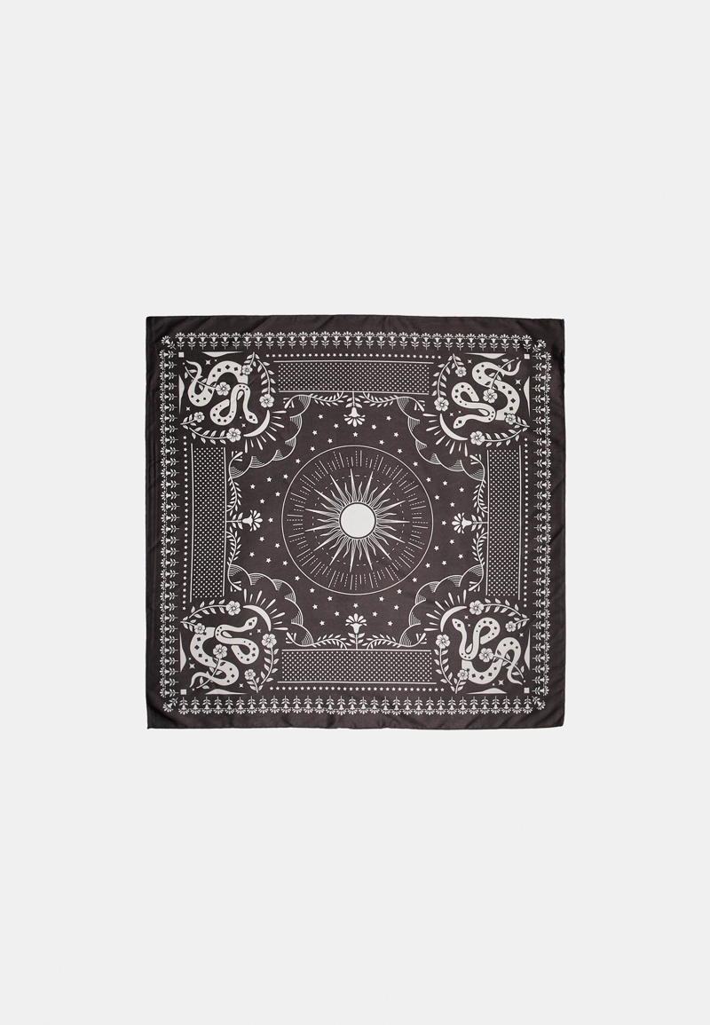 Платок со змеиным принтом