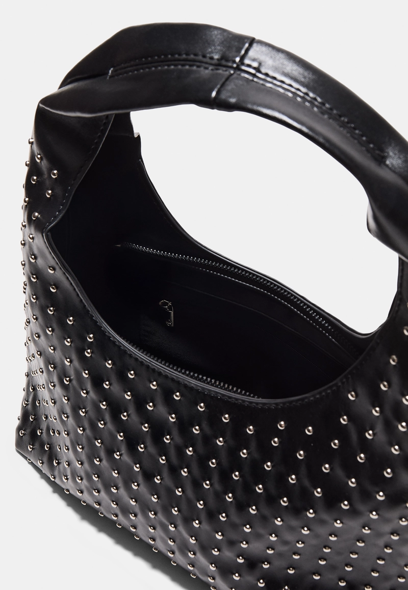 Сумка на плечо с заклепками