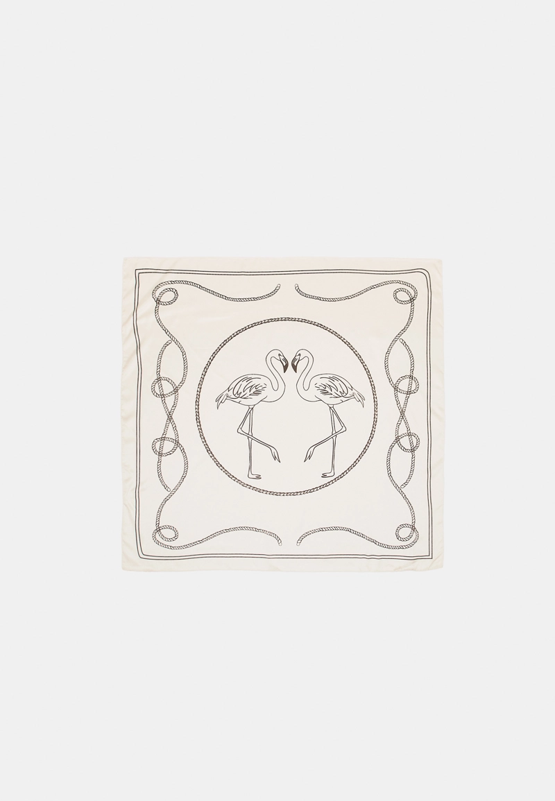 Платок, вязанный крючком, с цветами