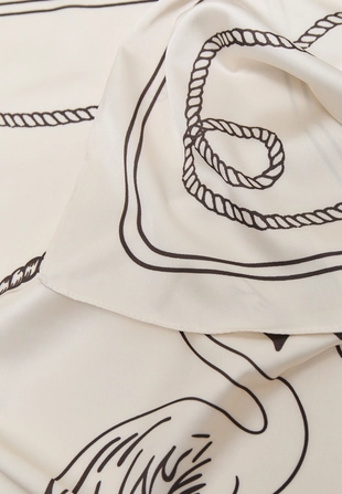 Платок, вязанный крючком, с цветами- Заказать в России