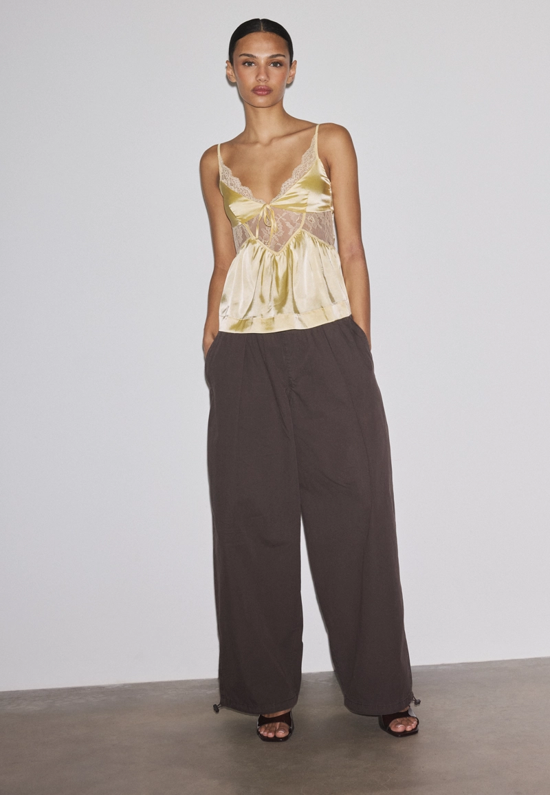 Атласный топ на бретелях