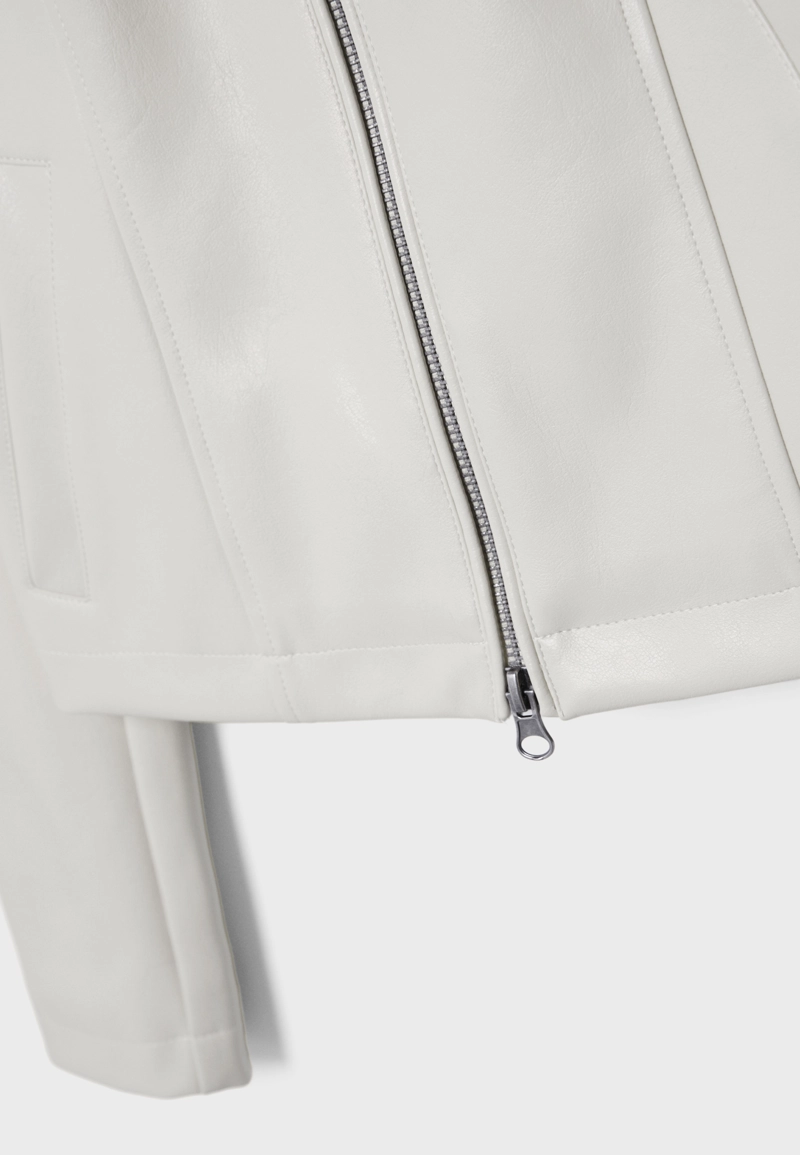 Приталенная куртка из искусственной кожи