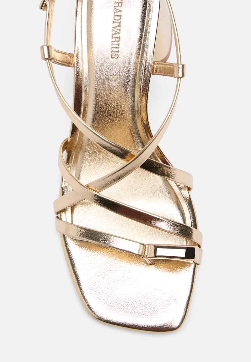 Босоножки на каблуке с множеством ремешков