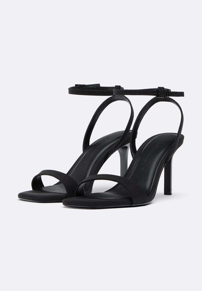 Босоножки на шпильке