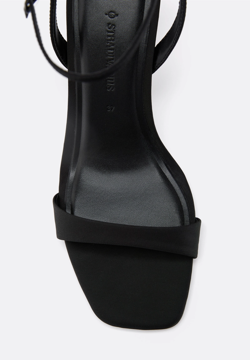 Босоножки на шпильке