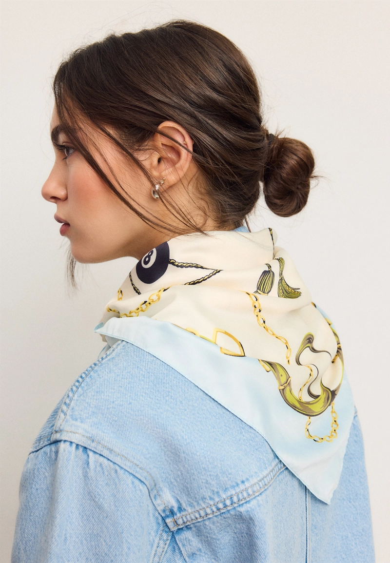 Шарф с помпонами