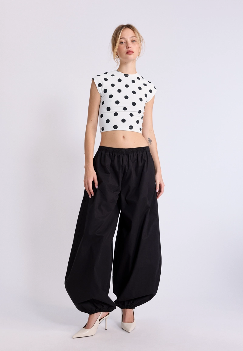 Укороченная футболка в горошек