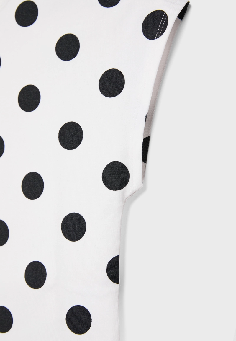 Укороченная футболка в горошек