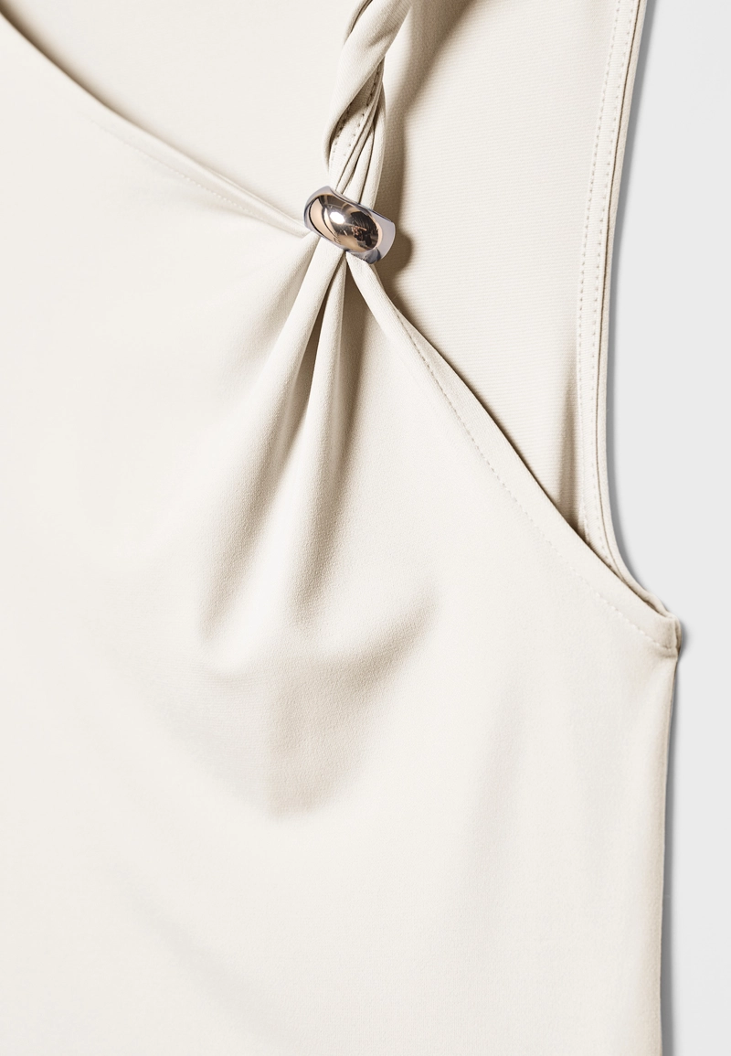 Асимметричная футболка с металлической пряжкой