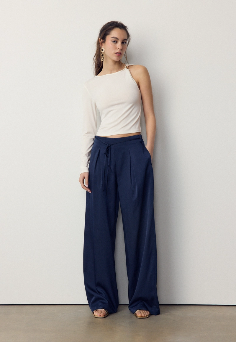 Асимметричная футболка с металлической пряжкой