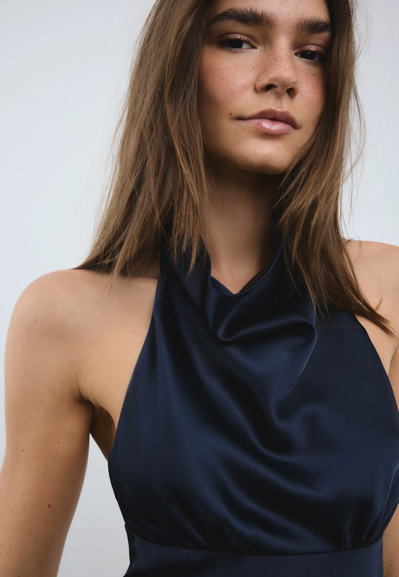 Короткое атласное платье с горловиной халтер