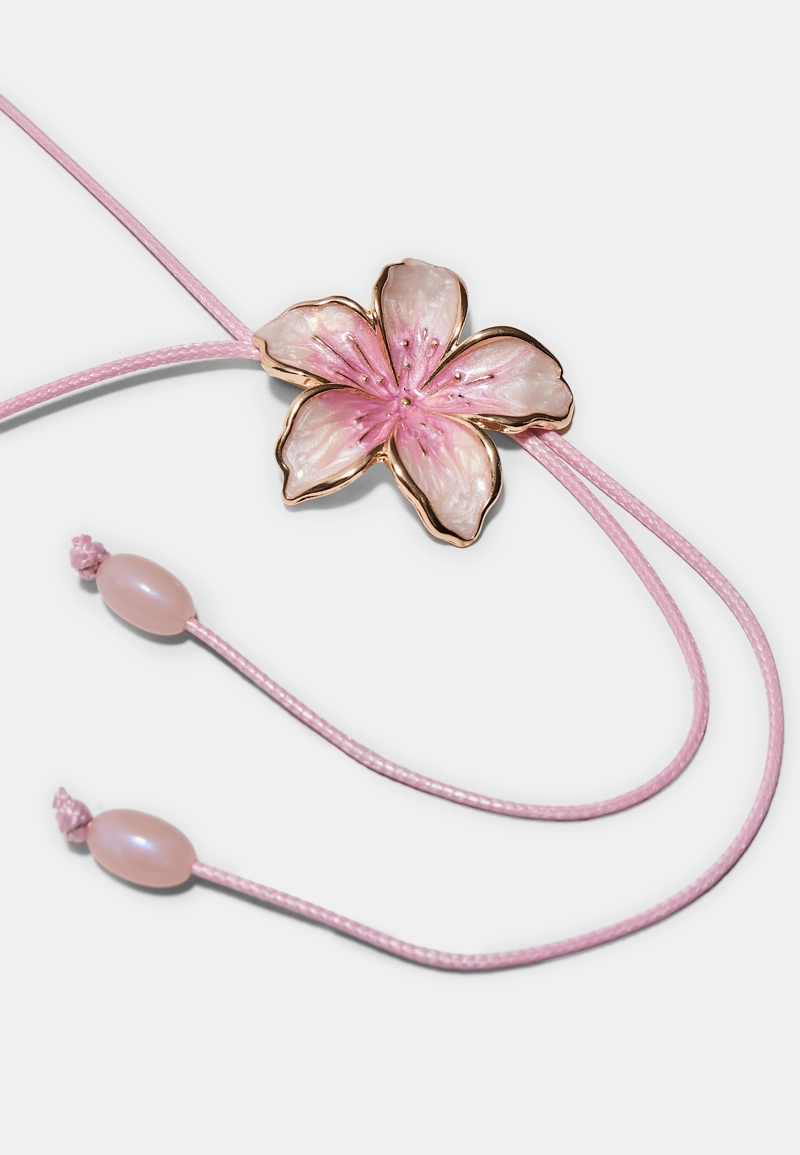 Колье на шнурке с эмалированным цветком