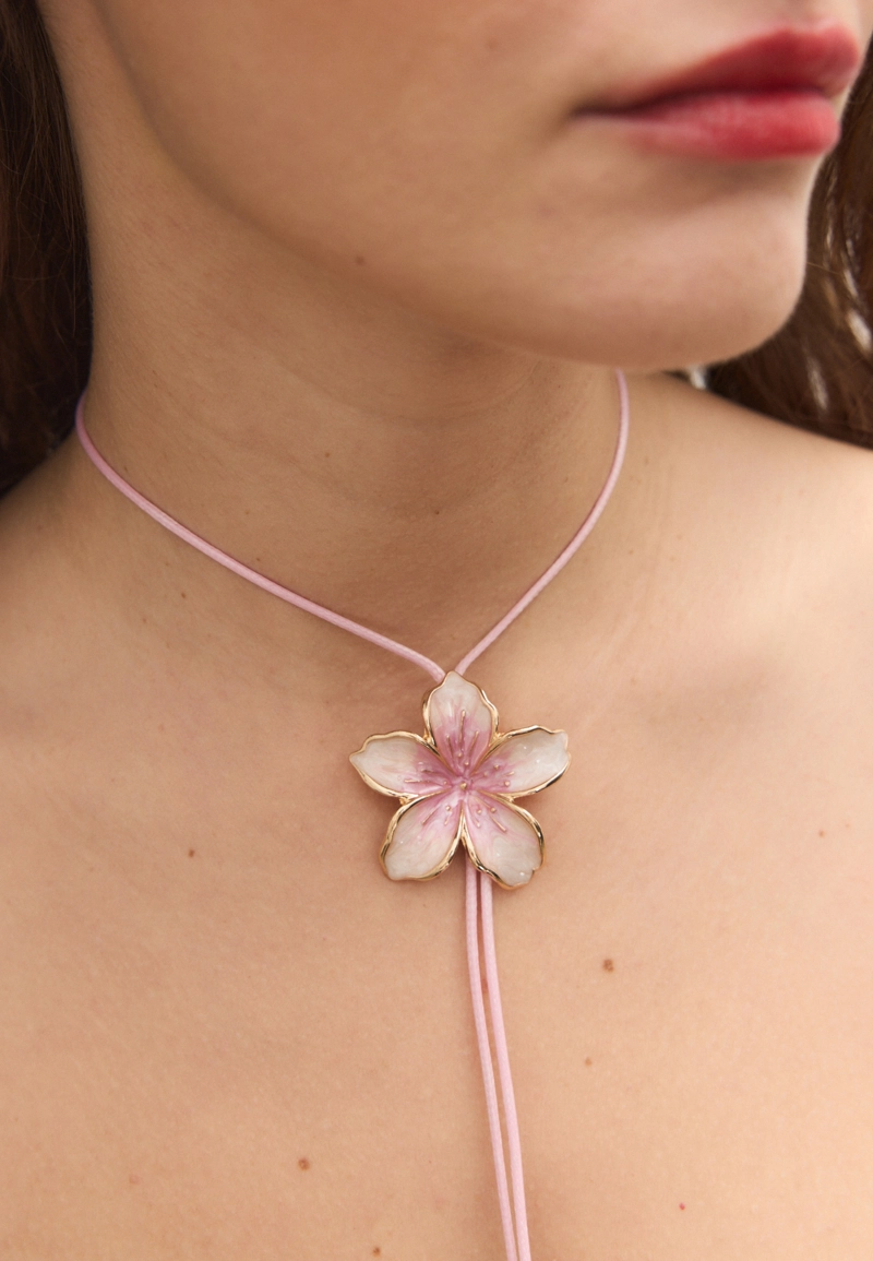 Колье на шнурке с эмалированным цветком