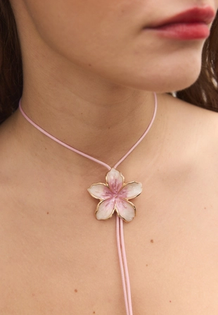 Колье на шнурке с эмалированным цветком- Заказать в России