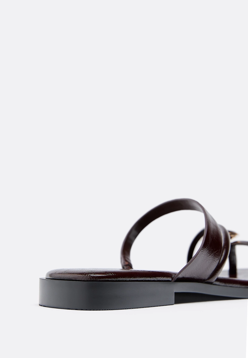 Сандалии на плоской подошве с декоративным камнем