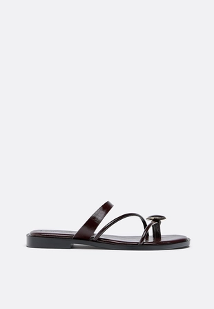 Сандалии на плоской подошве с декоративным камнем- Заказать в России