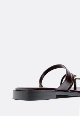 Сандалии на плоской подошве с декоративным камнем- Заказать в России