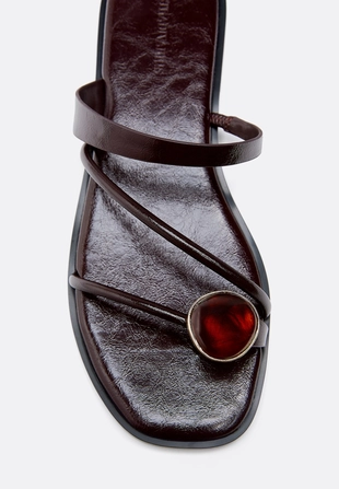 Сандалии на плоской подошве с декоративным камнем- Заказать в России