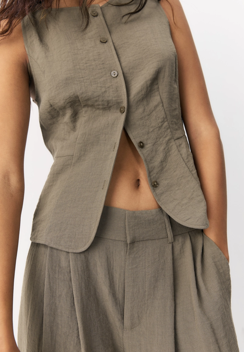 Жилет на пуговицах