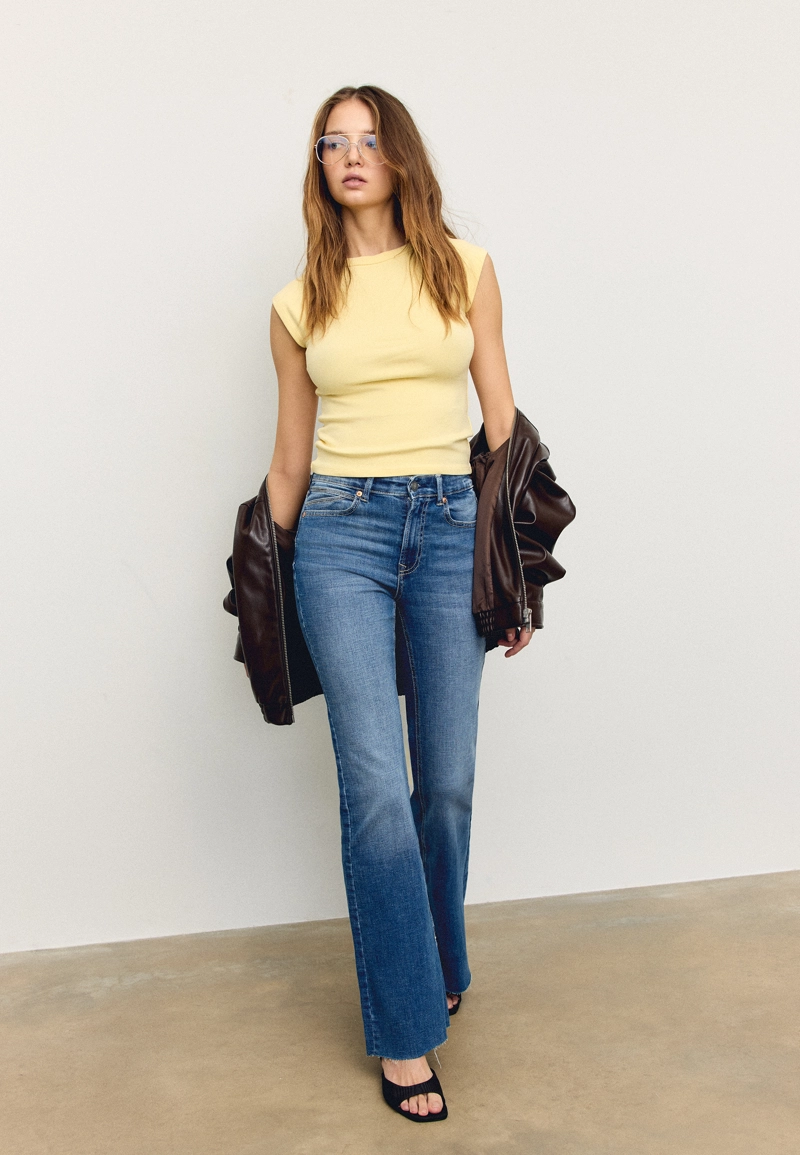 Джинсы клеш D74 с разрезом