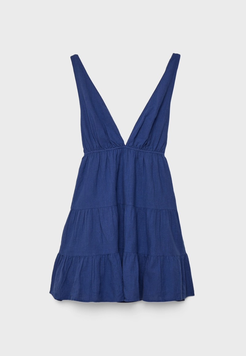 Короткое платье с V-образным вырезом